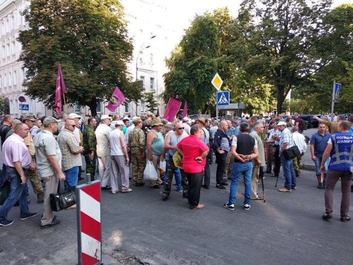 Біля центрального входу в будівлю Верховної Ради України проходять акції шахтарів, чорнобильців та ветеранів війни в Афганістані.