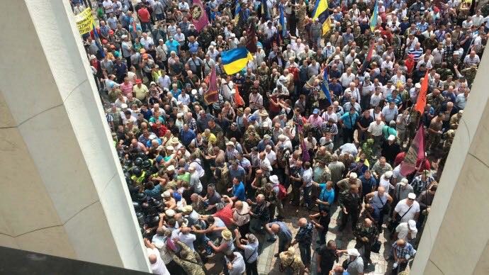 У центрі Києва під будівлею Верховної Ради сталися сутички між протестувальниками та поліцією.