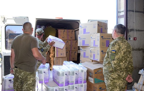 У рамках стратегічної ініціативи командування об'єднаних сил Допомога Схід відбулося перше відвантаження кількох десятків тонн гумдопомоги.