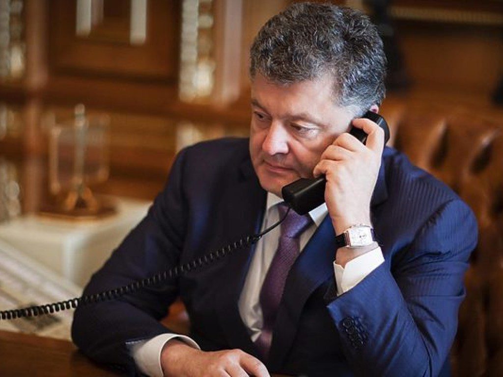Президент України Петро Порошенко провів телефонну розмову з президентом Росії Володимиром Путіним.