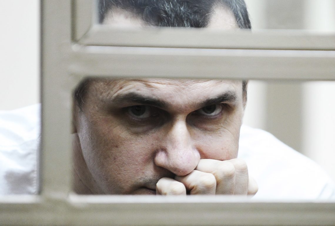 В українського політв'язня Олега Сенцова на тлі голодування почалися проблеми із серцем і нирками. Зараз він перебуває в медчастині колонії.