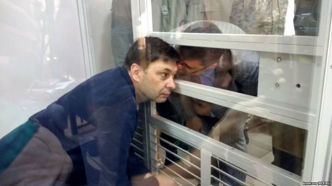 Головний редактор РІА «Новости-Украина» Кирило Вишинський написав заяву слідчому з проханням дозволити відвідування його в СІЗО російським консулом.