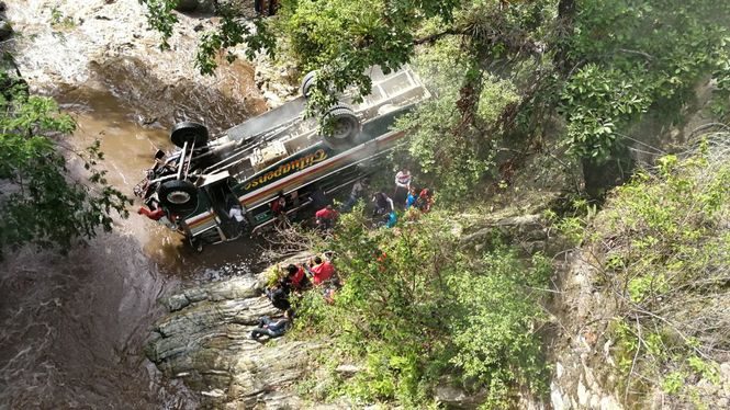 У Гватемалі при падінні з обриву автобуса, що перевозив студентів, загинули вісім людей. Про це повідомляє Prensa Libre.