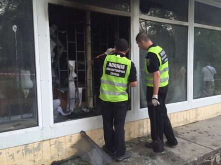 В ночь на 22 июня в отделение Ощадбанка в Соломенском районе столицы злоумышленники бросили бутылки с зажигательной смесью.