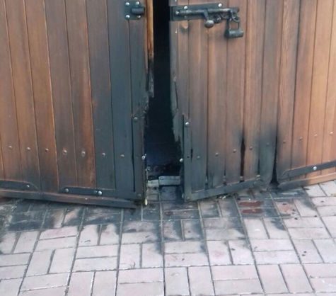 У четвер, 21 червня, в Дубно Рівненської області невідомі підпалили гараж міського голови Василя Антонюка.
