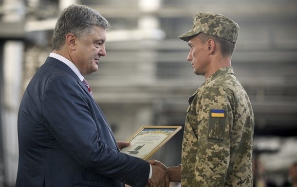 Президент Петро Порошенко передав підрозділам Збройних сил України сертифікати на високоточні радіолокаційні станції вітчизняного виробництва.