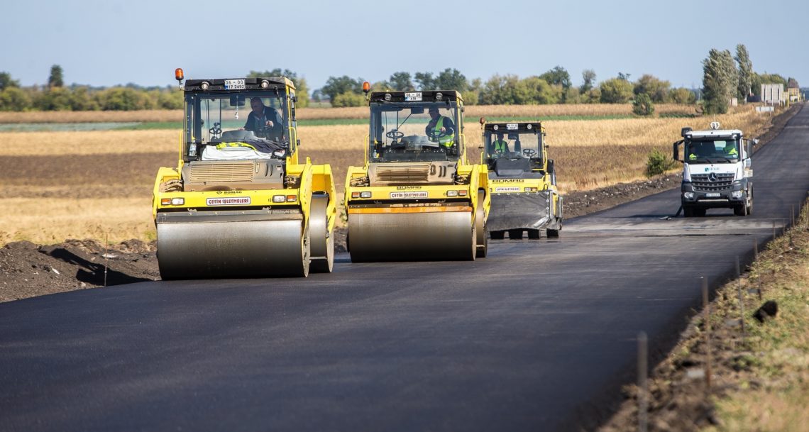 Для капитального ремонта всех дорог, соединящих населенные пункты, по стране, необходимо выделить 2 трлн гривен.