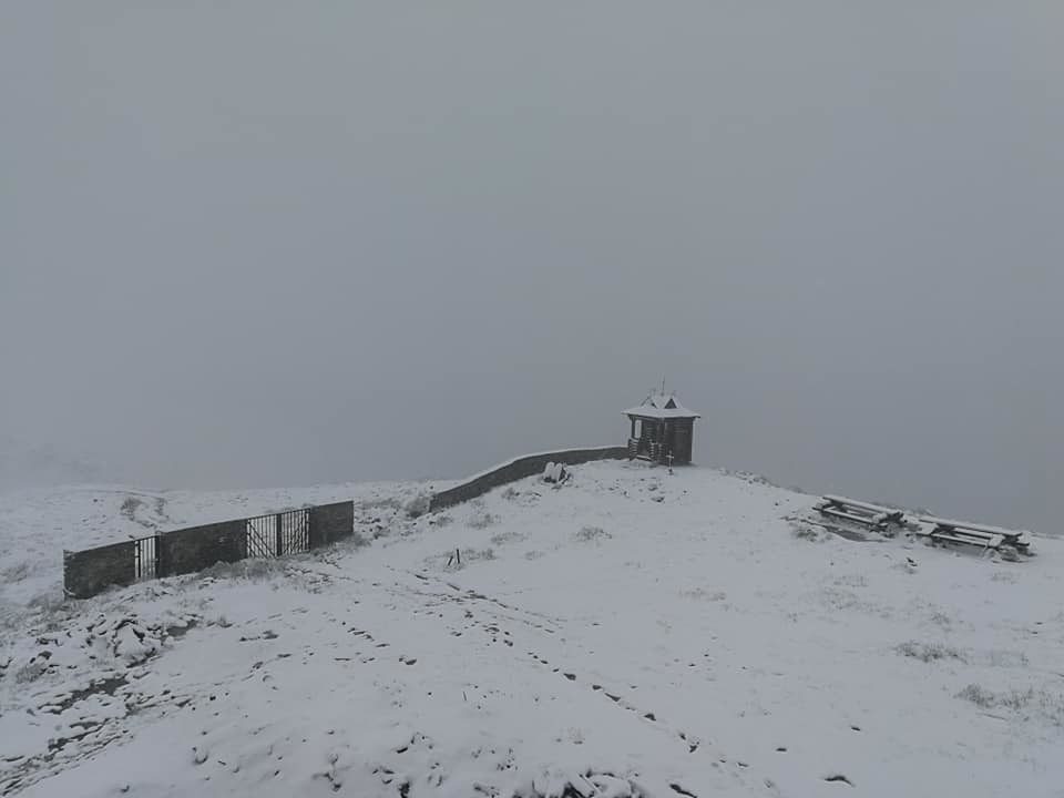 У Карпатах іде сніг. Рятувальники показали фото на горі Піп Іван. В Україні на вихідні очікуються дощі й похолодання.
