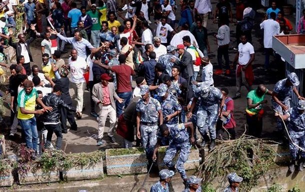 У результаті вибуху гранати на площі Мескель в центрі Аддис-Абеби під час виступу прем'єр-міністра Ефіопії Абія Ахмеда одна людина загинула, 154 отримали поранення.