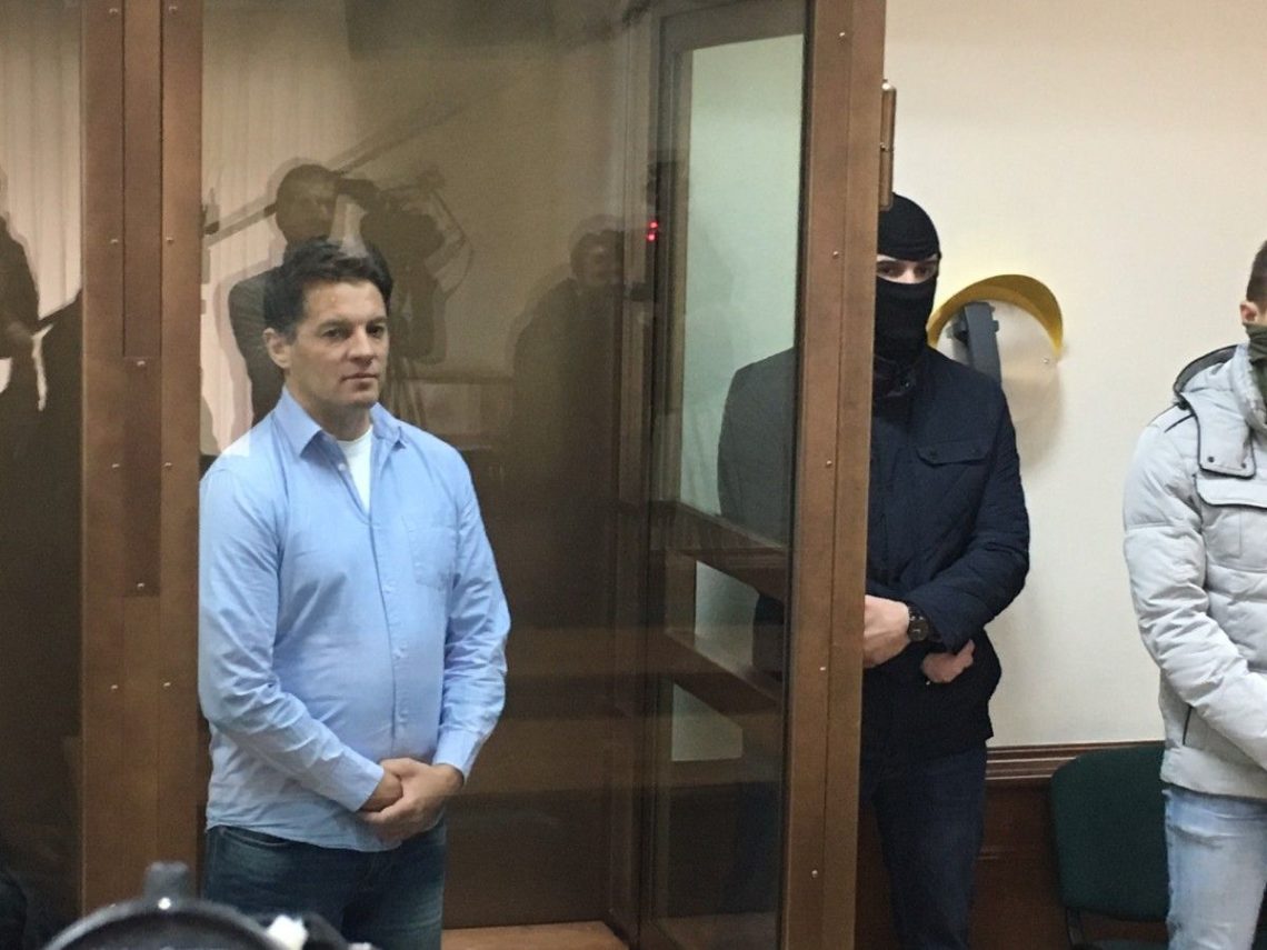 Незаконно засуджений в Росії український журналіст Роман Сущенко попросив відмовитися від голодування українця Олега Сенцова.