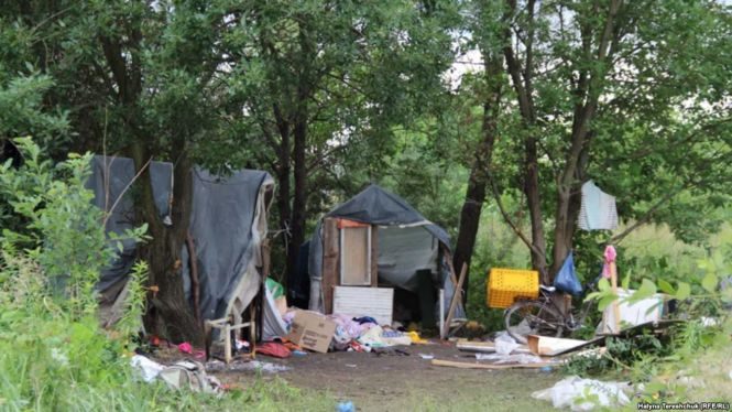 Пустомитівський районний суд Львівської області заарештував на два місяці двох неповнолітніх, підозрюваних у нападі на ромський табір.
