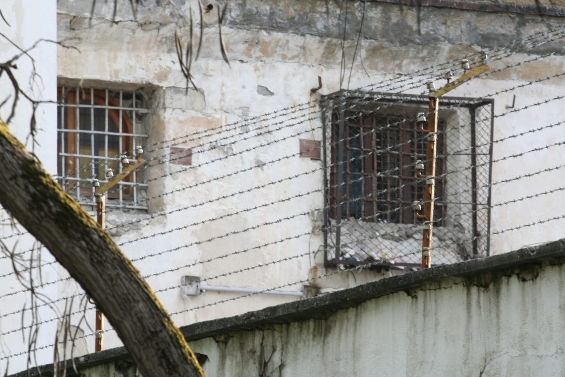 У райцентрі Новотроїцьке Херсонської області в ніч на вівторок, 26 червня, з ізолятора тимчасового утримання втекли двоє ув'язнених.