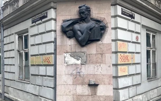 28 червня в поліцію надійшла інформація, що невідомі зірвали меморіальну дошку письменнику Івану Франку, встановлену на стіні будинку по вулиці Соломії Крушельницької у центрі Львова.