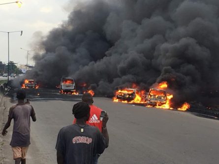 В Нигерии на мосту в городе Лагос загорелась автоцистерна с топливом. Огонь перекинулся на проезжавшие машины, в результате чего погибли девять человек, четверо госпитализированы с тяжелыми травмами.