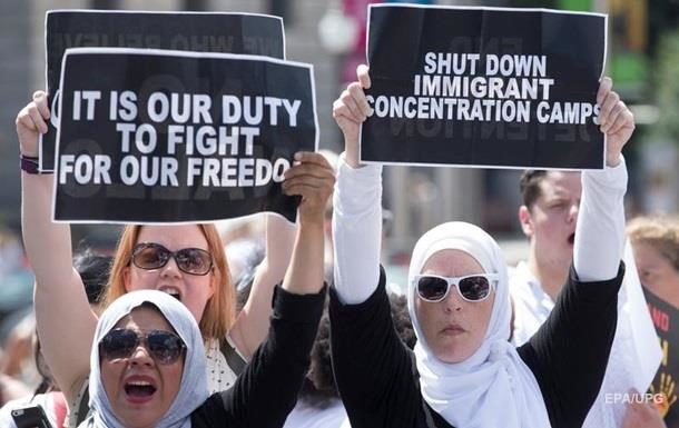 У столиці США Вашингтоні поліція заарештувала біля будівлі Конгресу 575 людей, які протестують проти політики президента країни Дональда Трампа щодо мігрантів.