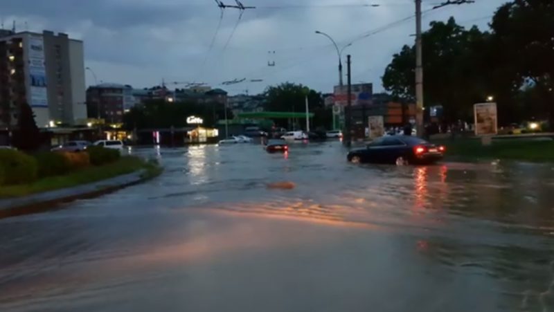 У Чернівцях 28 червня ввечері злива затопила вулиці і залишив без електропостачання значну частину міста.