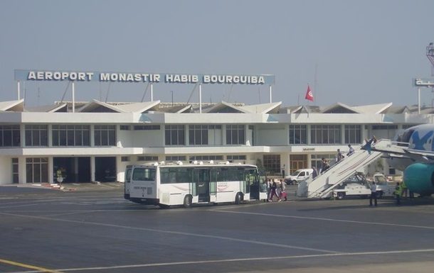 Українці, що застрягли в аеропорту Тунісу, починають повертатися додому. Інша частина, як і раніше, чекає вильоту.