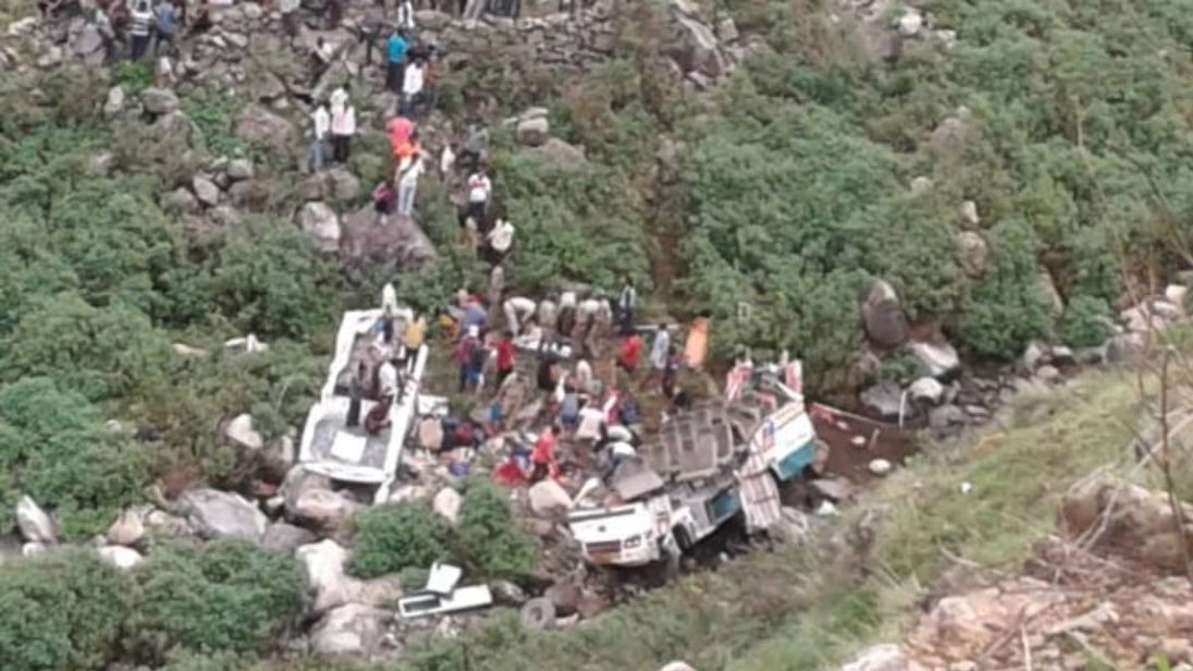 На півночі Індії в штаті Уттаракханд (Гімалаї) пасажирський автобус упав в ущелину, в результаті чого щонайменше 44 людини загинули, ще троє отримали поранення.
