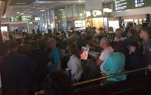 У столичному аеропорту «Київ» (Жуляни) продовжують затримувати рейси. Туристів, які повинні були летіти в Шарм-ель-Шейх, розмістили в готелі.