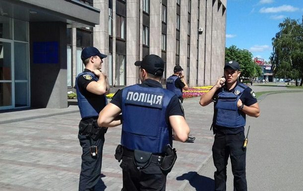 Вибухотехніки перевіряють будівлю на наявність вибухових речовин. На даний момент будівля по периметру охороняють поліцейські і бійці Національної гвардії України.