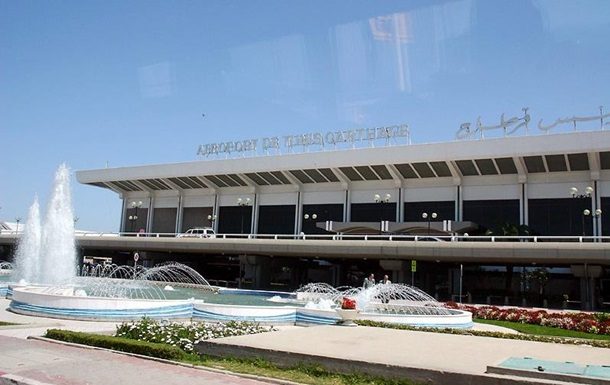 З аеропорту в Тунісі вилетів один з п'яти літаків, які мали доправити додому українських туристів, що застрягли в цій країні.