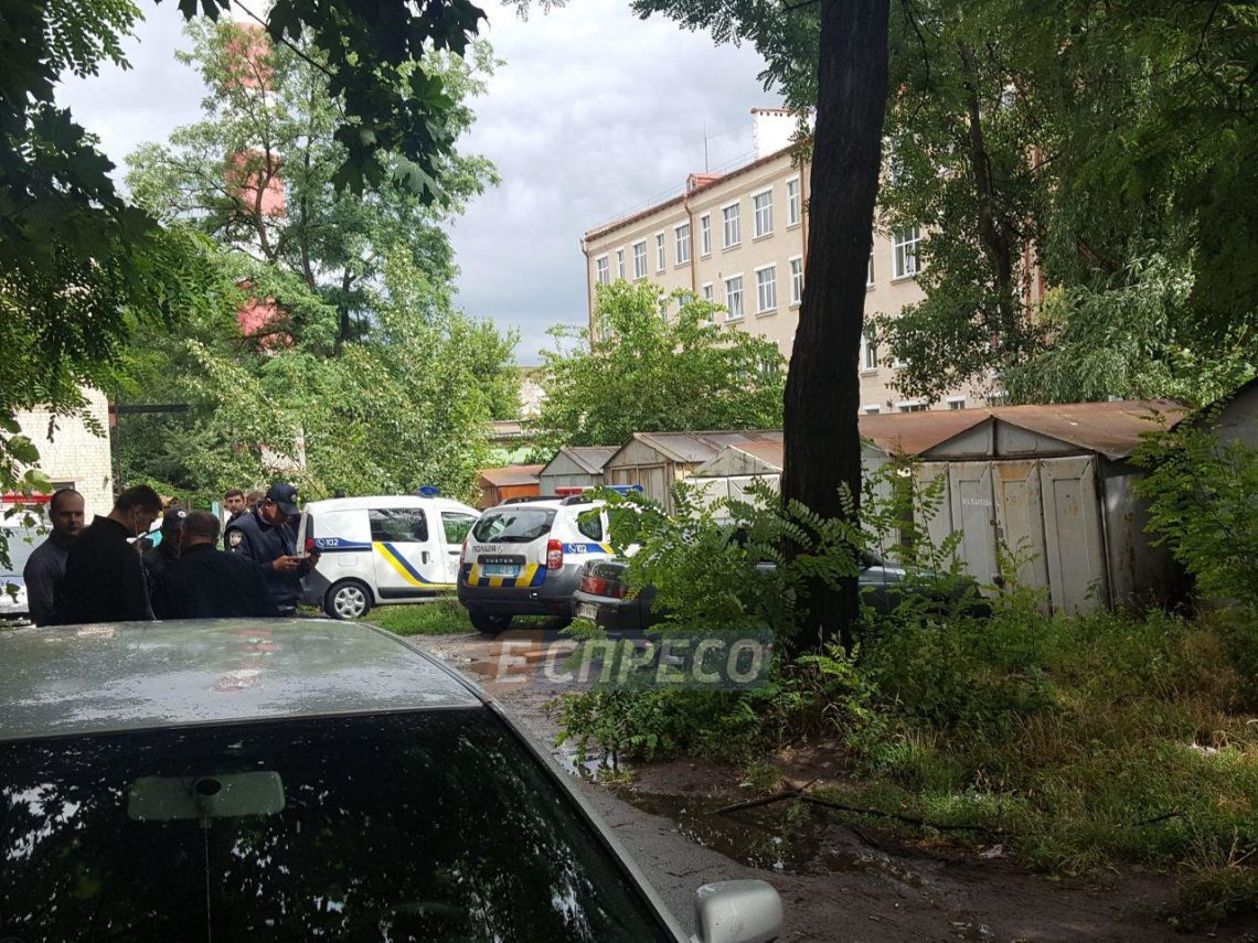 У Шевченківському районі Києва троє невстановлених озброєних осіб пограбували центр із відмивання грошей.