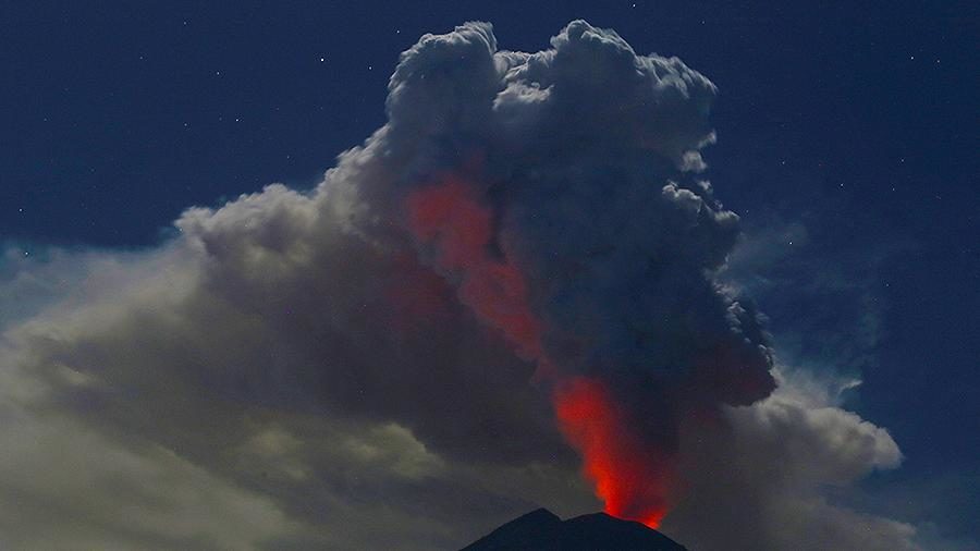 На индонезийском острове Бали началось повторное извержение вулкана Агунг, местные жители сообщили о громком взрыве и столбе пепла.