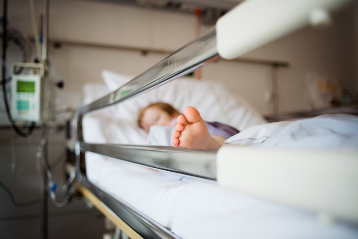 У дитячому оздоровчому таборі санаторного типу Славутич у Київській області отруїлися 12 дітей, одна дитина перебуває в комі.