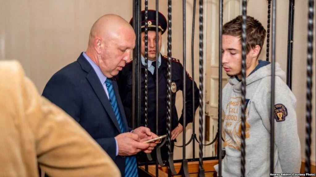 Незаконно затриманий в Росії українець Павло Гриб розповів адвокату про знущання російських в’язнів над ним.