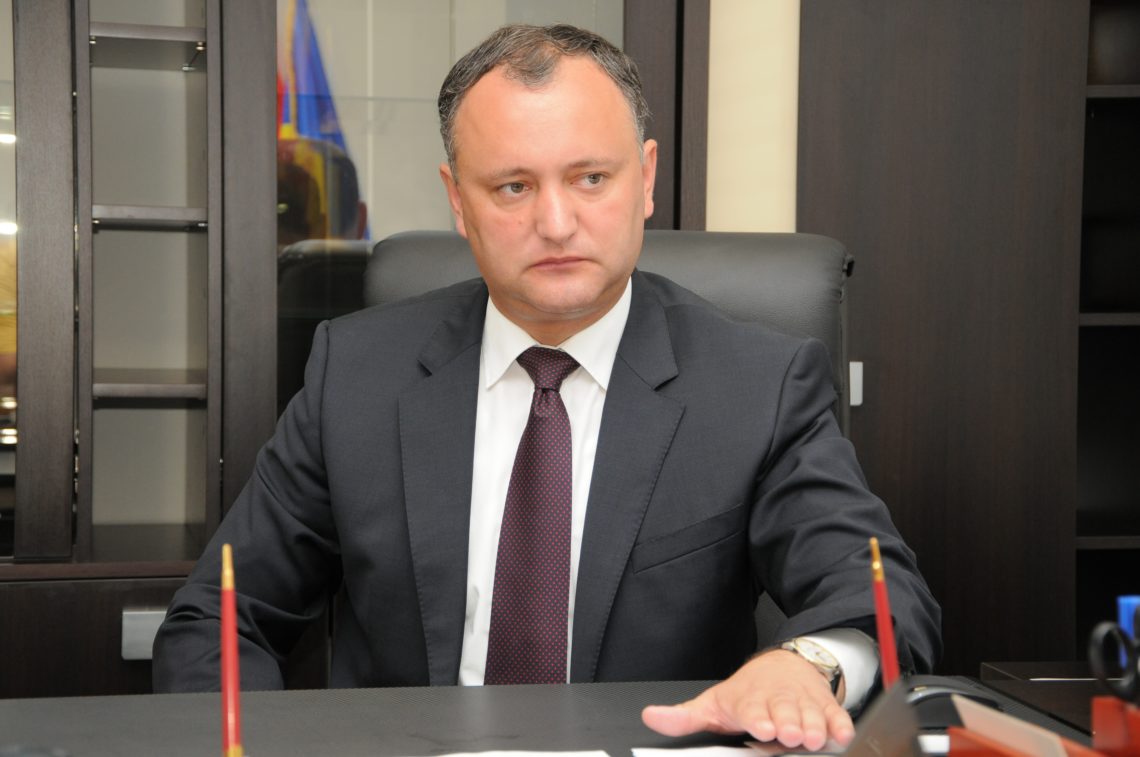 Молдовський президент назвали сучими дітьми проєвропейського кандидата Андрія Нестасе і лідера опозиційної партії Майю Санду.