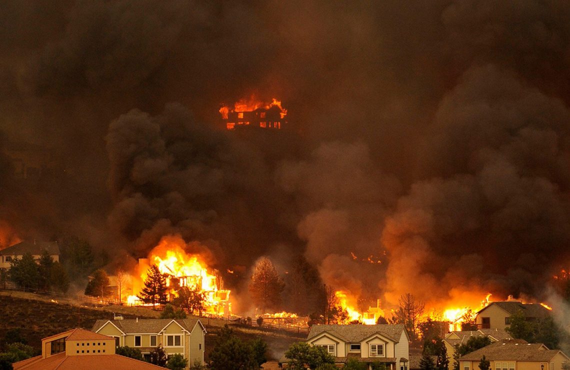 Масштабні лісові пожежі, що охопили США, вже знищили сотні житлових будинків, а загроза вогняної стихії зберігається для тисяч місцевих мешканців.