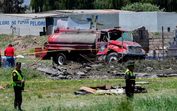 У Мексиці в місті Тультепек в результаті двох вибухів на фабриці феєрверків загинули щонайменше 17 осіб і 31 були поранені.