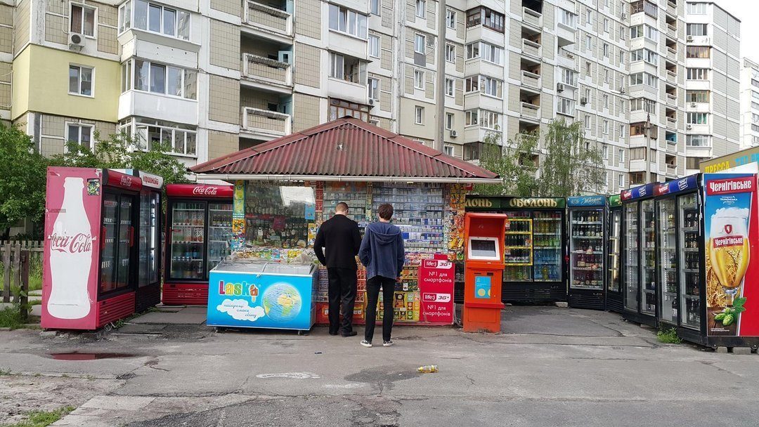 В Україні запровадили заборону на встановлення тимчасових споруд, рекламних та інших конструкцій на пішохідних зонах тротуарів.