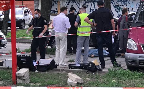 Правоохоронці затримали підозрюваного у вбивстві поліцейського, яке сталося напередодні в одному з дворів житлових будинків Києва.