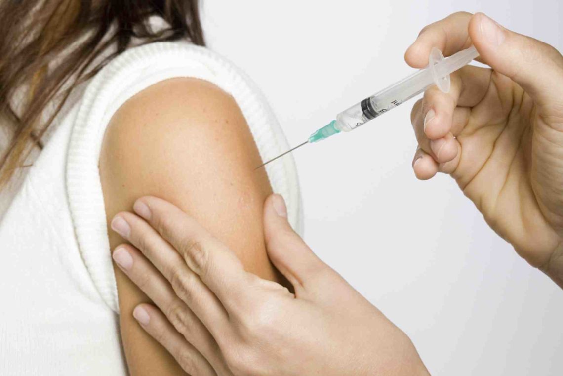 В Украине будут бесплатно вакцинировать от кори взрослых, которые находятся в группе профессионального риска, а также студентов.