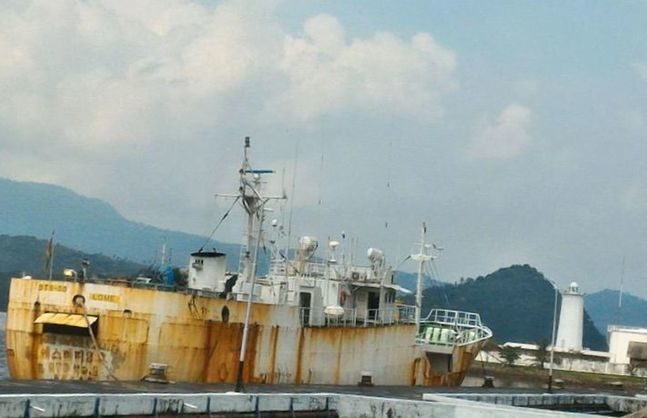 Моряки были на борту задержанного в Индонезии рыболовного судна STS-50. Корабль принадлежит юго-корейской компании Poseidon Co LT.