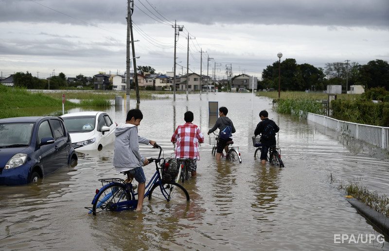 На заході Японії в результаті злив і зсувів загинули щонайменше 13 людей, ще 45 - зникли безвісті.