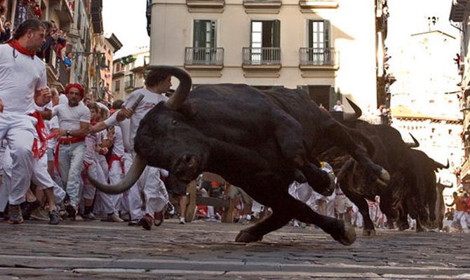 Медики, що наглядають за щорічним забігом биків у іспанській Памплоні, повідомили про поранення п'ятьох осіб під час традиційного фестивалю Сан-Фермін.