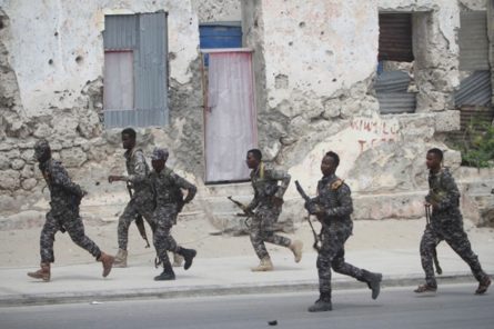 У столиці Сомалі - Могадішо - екстремісти атакували будівлю Міністерства внутрішніх справ, в результаті чого загинули дев'ятеро людей.