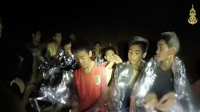 У Таїланді рятувальники евакуювали перших двох хлопчиків із печери, де вони були заблоковані протягом двох тижнів.