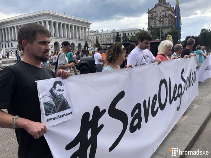Близько сотні людей зібралися в неділю на Майдані Незалежності у Києві, щоб підтримати українського режисера, політв’язня Олега Сенцова.