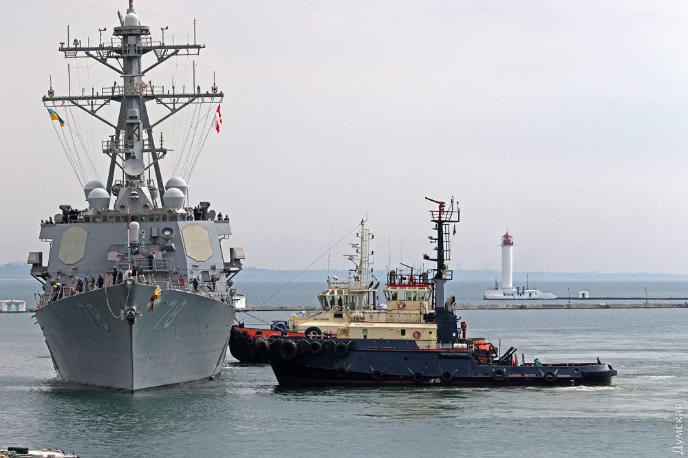 Щорічні військові навчання Sea Breeze 2018 проводитимуться з 9 до 21 липня. Крім американських підрозділів, в Україну прибудуть турецькі та румунські кораблі, грузинські й молдовські морські піхотинці, а також водолази та спецпризнпченці з Канади та Великої Британії.
