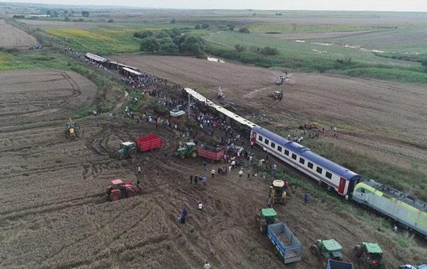 У Туреччині число жертв у результаті аварії пасажирського поїзда в провінції Текірдар у районі Чорлу збільшилося до 24 людей.