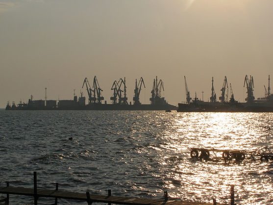 Вночі в неділю, 8 липня, берегова охорона прикордонної служби ФСБ РФ перехопила в Азовському морі 7 торгових суден, які йшли з Бердянська та Маріуполя.