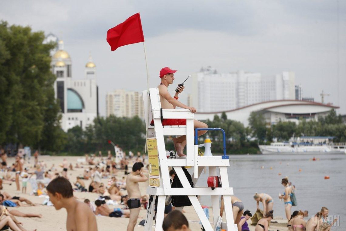 Киевлян и гостей столицы предостерегают от купания в столичных водоемах из-за плохого состояния воды.