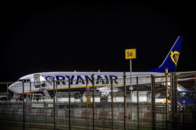 Королівська військова поліція Нідерландів повідомляє, що в аеропорту Ейндховена була проведена евакуація літака компанії Ryanair у зв'язку із загрозою вибуху.