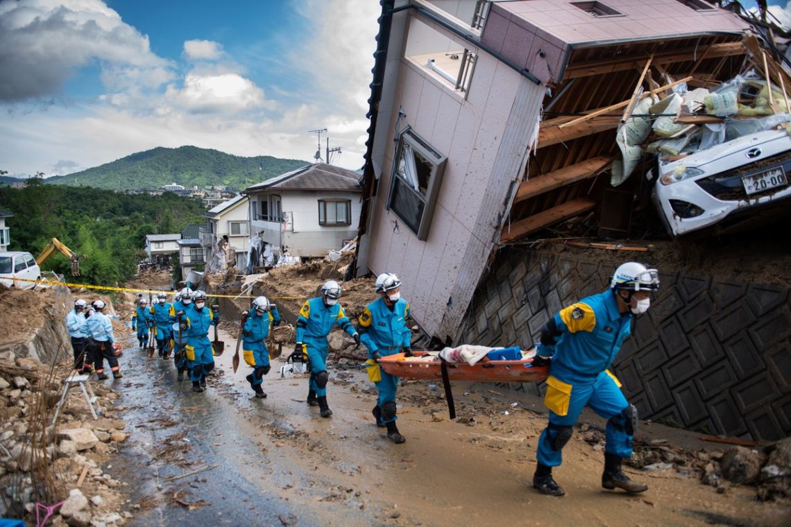 По всій Японії через рясні дощі та повені загинуло 140 осіб, ще понад 70 вважаються зниклими.