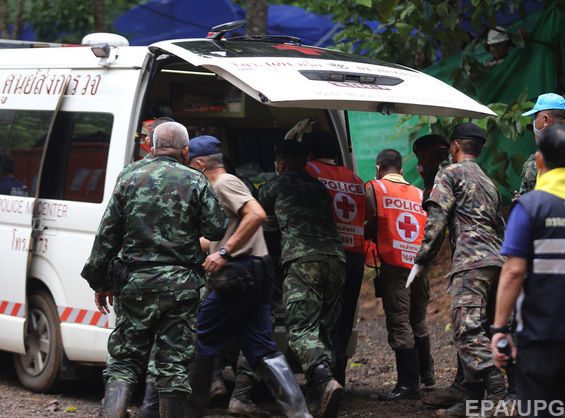 У Таїланді рятувальники почали завершальний третій етап операції з порятунку підліткової футбольної команди з печери Кхао Луанґ.