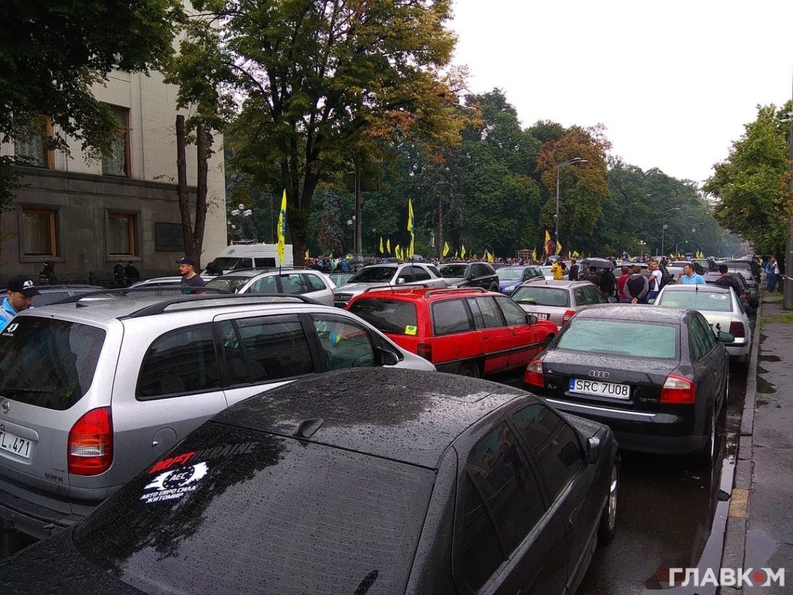 Депутати говорять, що акція євробляхерів у центрі Києва, зокрема під стінами Верховної Ради, замовлена тими, хто кришує контрабанду.
