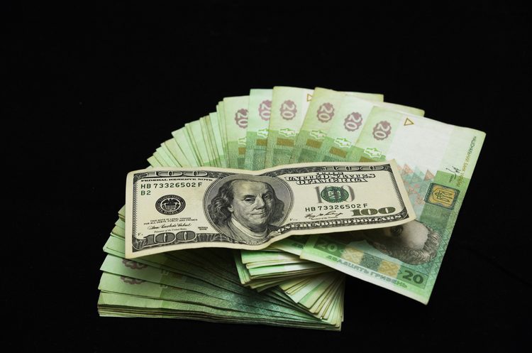 У Кабміні порахували можливий курс гривні до долара. При найгіршому прогнозі  українська валюта знеціниться до 30,7 грн за долар.